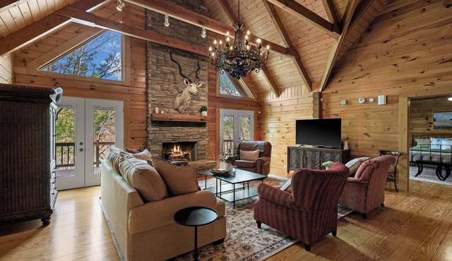 5 Mins to I-65 - Lakefront Log Home - Dock, Game Room, Kayaks