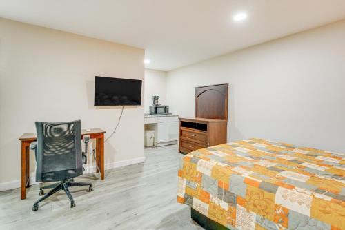 5 Mi to Pine Knob: Pet-Friendly Studio Retreat