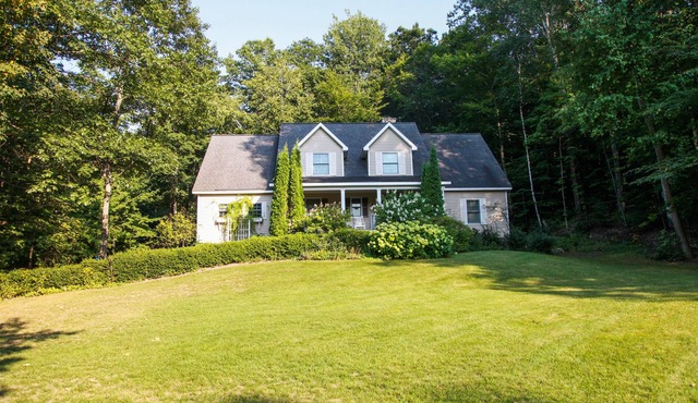 6 bed/5.5 ba wooded setting, Lake Leelanau, Game room, Air, Dog ok, Hot Tub