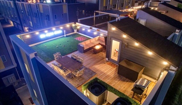 800sqft Rooftop + Games Room | 4BR, 12 Beds | 10 Min to Broadway