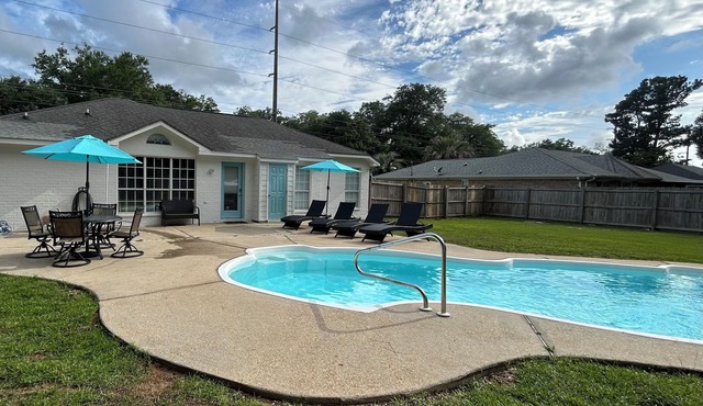 A Taste of Paradise Spacious 4BR/3BA retreat with a private pool