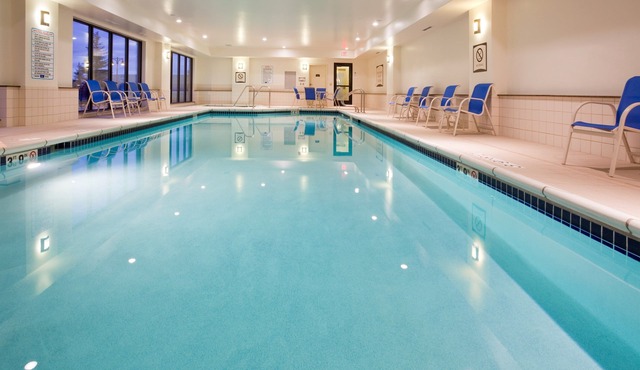 Accessible 2BR Suite w/Pool, Hot Tub & Breakfast in Oconomowoc