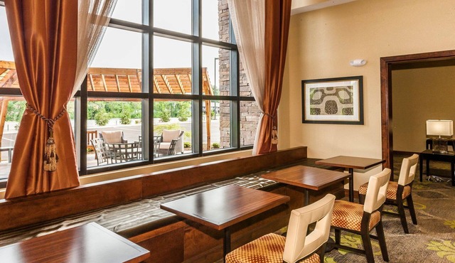 Accessible Studio w/Breakfast, Pool + BBQ Area