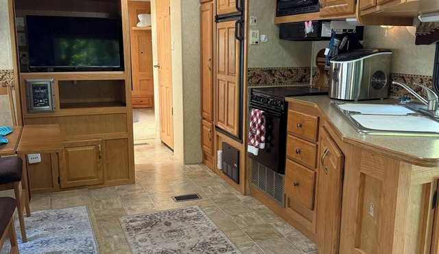 Adorable 1-bedroom Camper in Engadine with Lake Access. 50 mi west of bridge