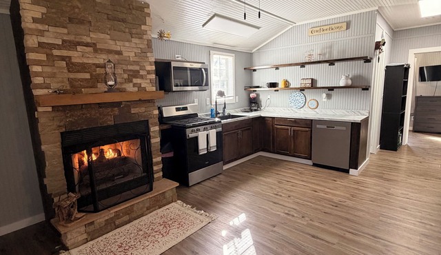 Adorable 1-bedroom tiny home with AC and fire place in charming Monteagle