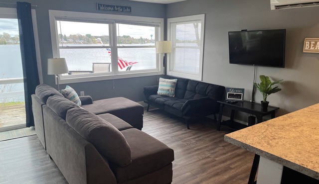 Adorable Cottage on Traverse City's Silver Lake!