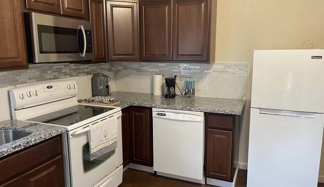 Adorable fully remodeled Suite with Kitchen and office area in Everett
