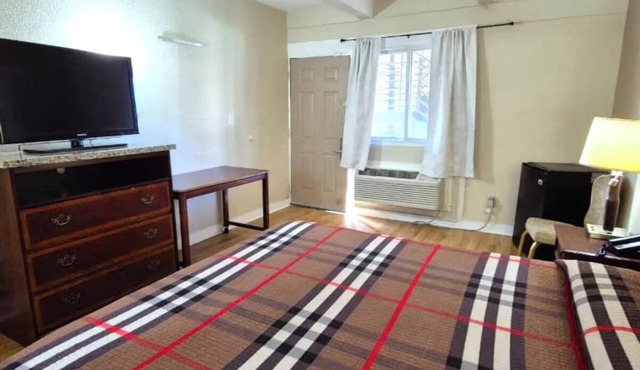 Affordable Stay Near Midway Airport – King-Size Comfort + Convenient Location in Cook County