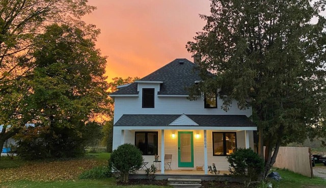 Airy Fake Rock Guesthouse in Leelanau County