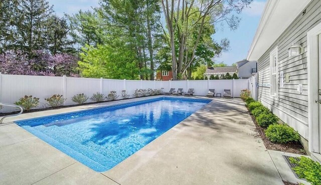 Alex`s Pool House Private Pool & Hot Tub Centrally Located in the Saugatuck Douglas Area