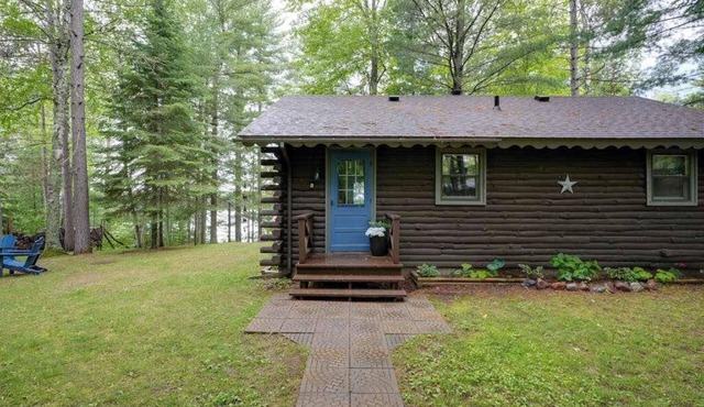 All-seasons lakefront cabin with dock, wood fireplace, kitchen, kayaks, & AC