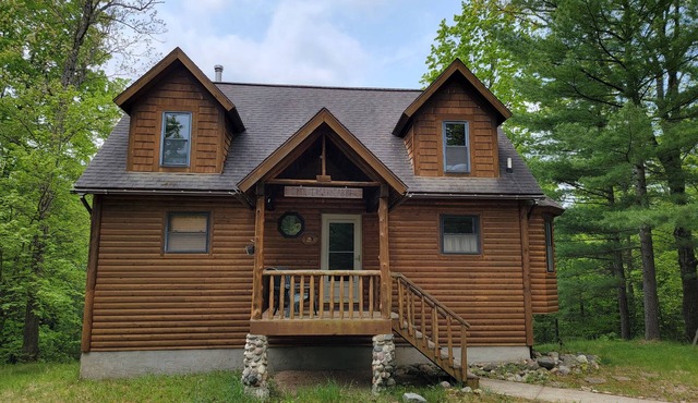 Amazing location in Irons Michigan is the fabulous Cool Creek Chalet.
