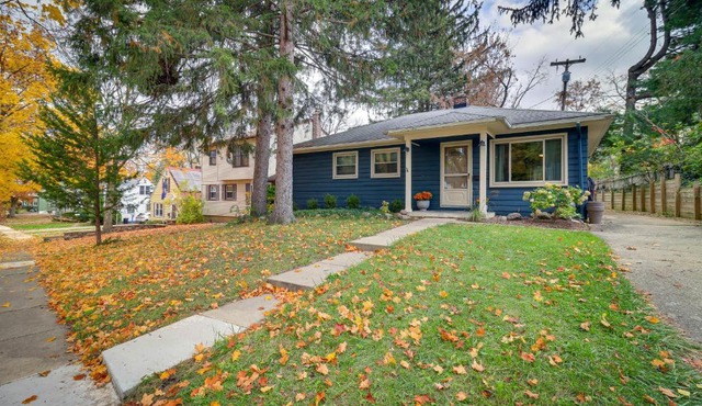 Ann Arbor Home w/Deck, 2 Mi to Michigan Stadium!