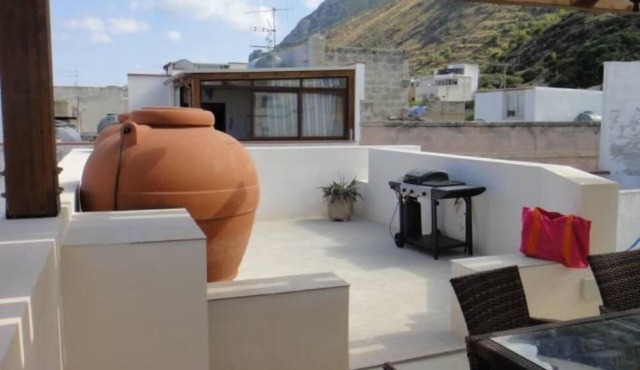 Apartment with large terrace in marettimo
