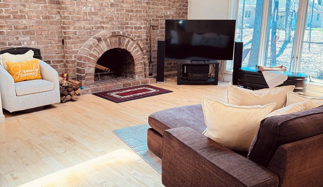 Appleton Wooded Oasis - Massage Hot Tub - Fireplace- Sunroom -6 Star Hospitality in Appleton