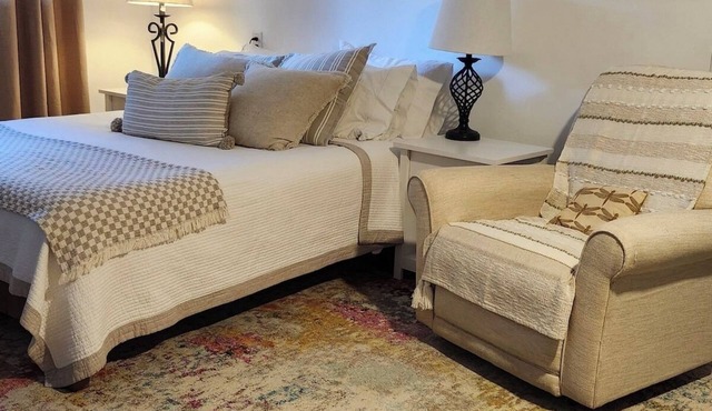 Artist’s Cozy Studio Retreat, A short walk to Mobile Bay and Downtown Fairhope