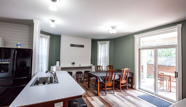 Atv-snowmobile Trail, Close to Marquette, Parking, 9 bedrooms, sleeps 18 People. in Ishpeming