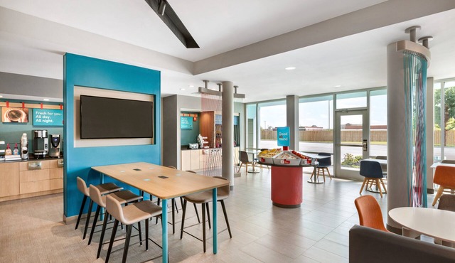 avid hotel Detroit Warren by IHG