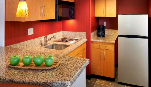 Awesome Find! Unit with Full Kitchen, Pets Allowed, Free Breakfast!