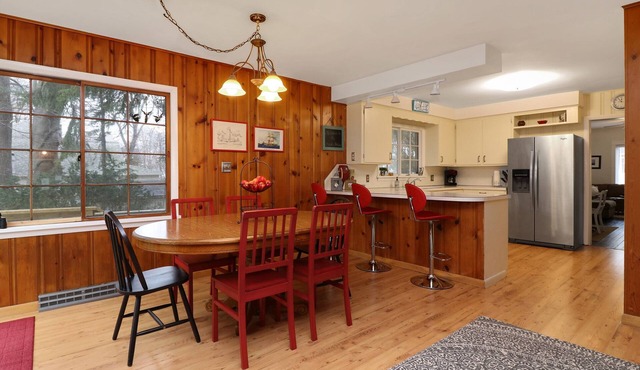 B and B's Beach House Accommodates Eleven Guests In 5 Bedrooms 2 Full Baths!