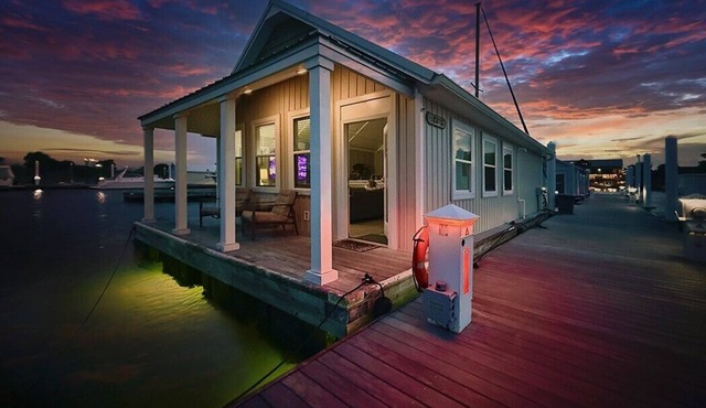 BAYDREAM - Peaceful! Inviting! Clean! Floating quiet getaway! Dock your boat!