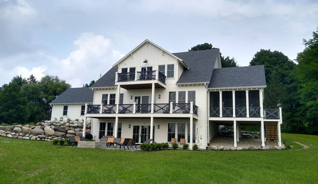 Beach Breeze-LAKEFRONT HOME-Private Beach-Porch-Deck-Firepit-5BR Ensuite-Hot Tub