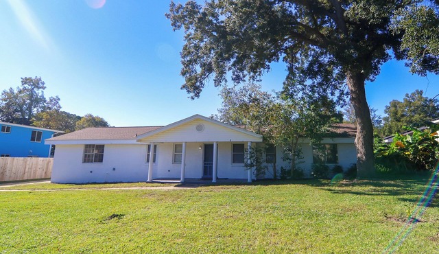 Beach Home in Quiet Cul-De-Sac, Sleeps 8, Near NAS, Downtown, & Beaches.