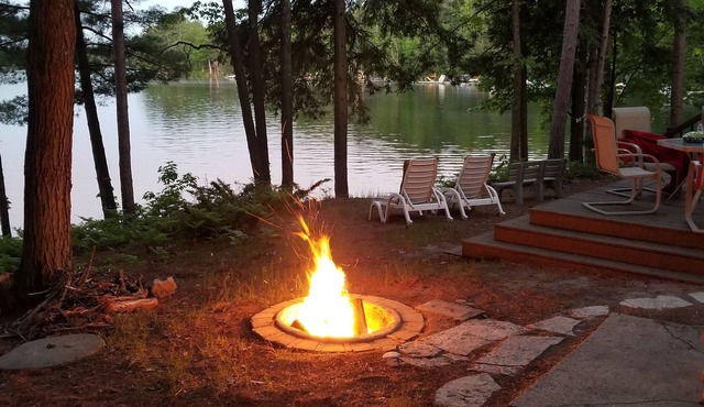 Beachfront 1-bedroom home, 15-min. drive to Traverse City. Private and peaceful