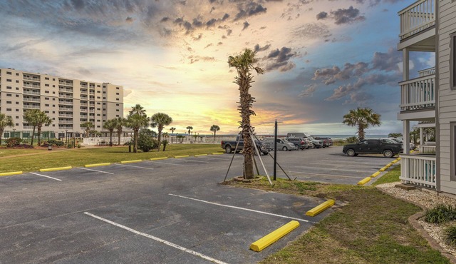 Beachfront “Our Happy Place” Ground Level 2/2 sleeps 8