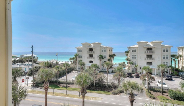 Beachy condo with free WiFi & shared pools, hot tub - short walk to the beach