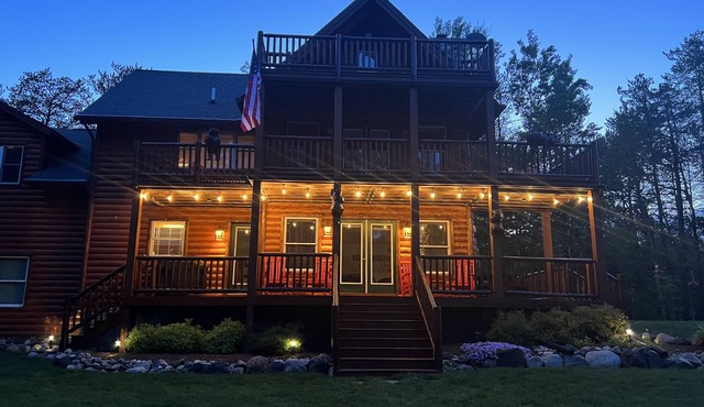 Bear Cabin - Waterfront - Huge Yard + Hot Tub - Peaceful Setting - EV Charger