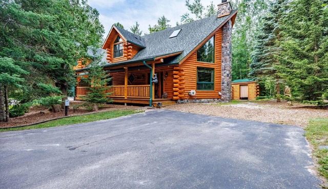 Bear-Themed Lodge/Sleeps 10/Private Beach