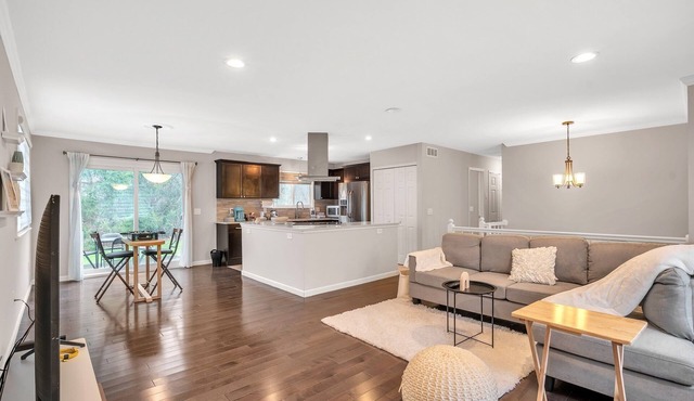 Beautiful cheerful luxurious 3 bedroom house one mile from lake