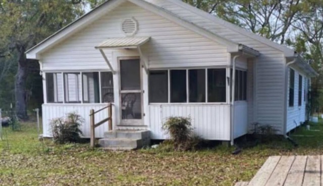 Beautiful 1930's farmhouse in a peaceful country setting. Not far from Beaches.
