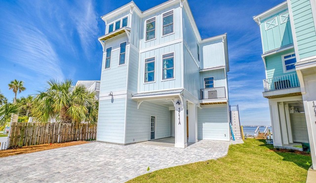 Beautiful 5 Bedroom, 4 Bath Waterfront Home w/Saltwater Pool! Pet Friendly!