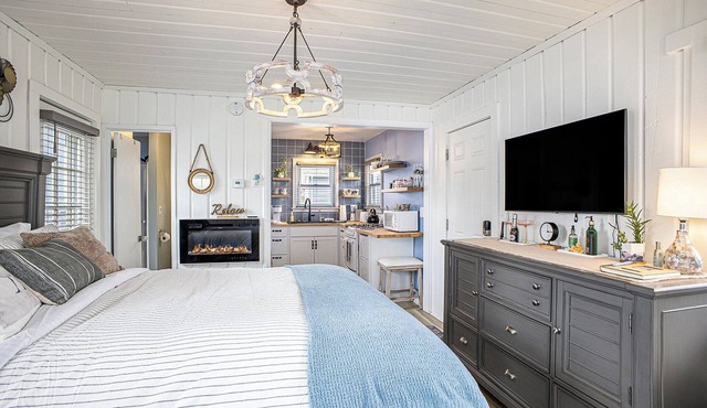 Beautiful boathouse with an all season hot tub, paddle boat and kayaks!