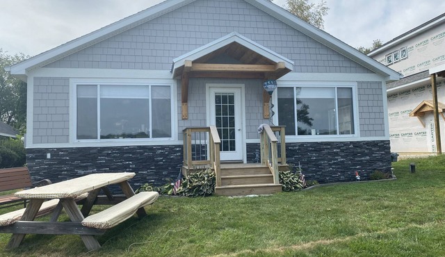 Beautiful & charming 3 bedroom lake house!
