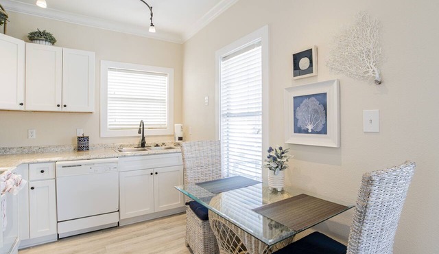 Beautiful Condo & Spectacular Pool, Perfect for Beach Lovers: Island Paradise