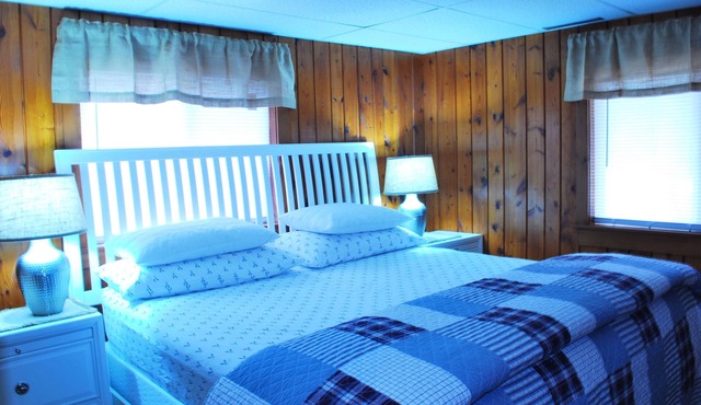 Beautiful Cottage Just minutes from The Twin Lakes & Beach