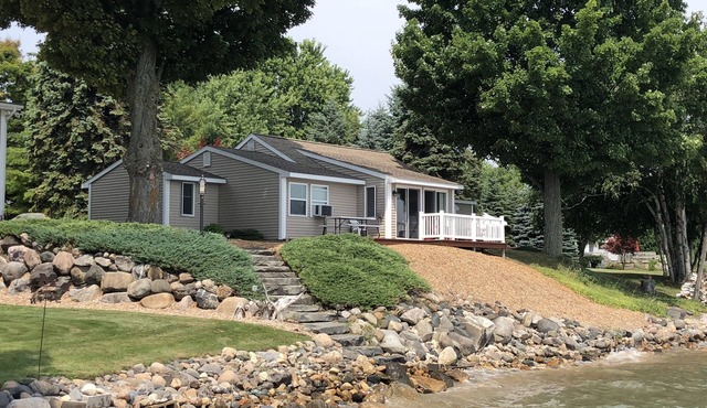 Beautiful Cottage on the Water of Pristine West Bay