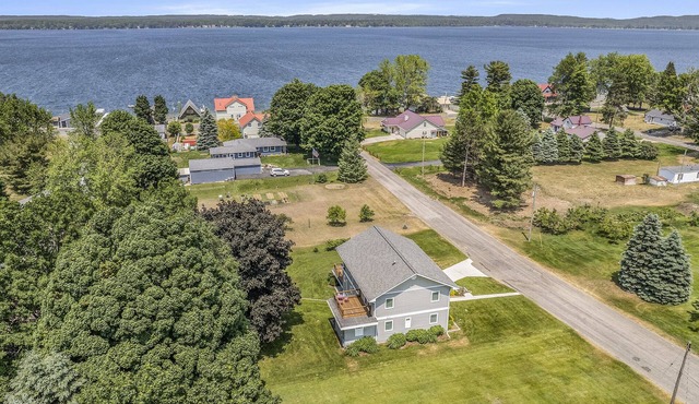Beautiful Cottage Overlooking Bear Lake