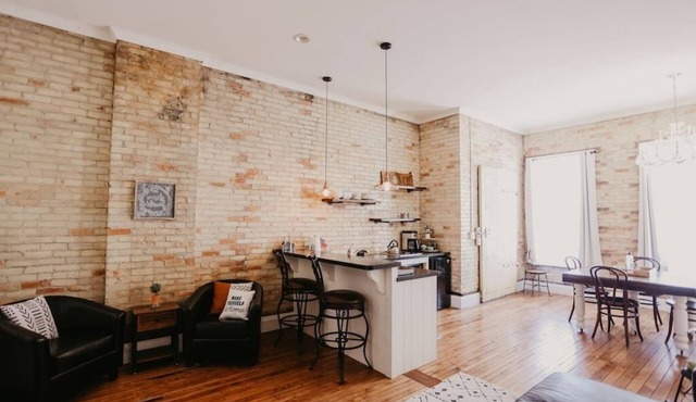 Beautiful Downtown Loft- West Suite
