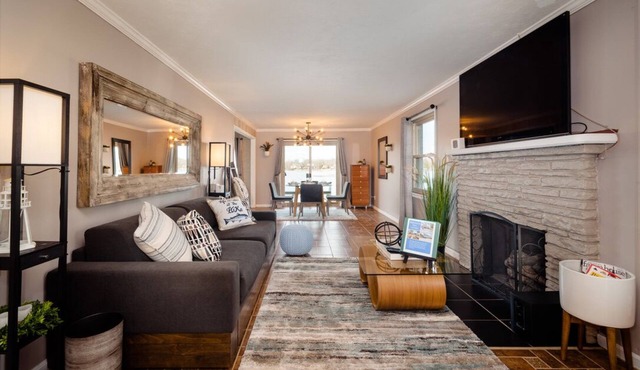 Beautiful lakefront with hot-tub 2bedroom +WiFi on all sports Cooley lake