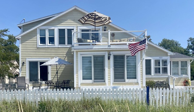 BEAUTIFUL LAKE MICHIGAN BEACH HOUSE just a 5-minute walk to the water’s edge!