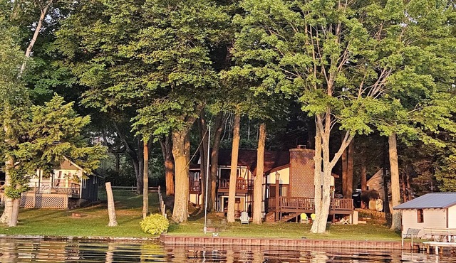 Beautiful Lakefront House on Hamlin Lake. Great location and plenty of room!