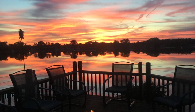 Beautiful lakefront, sunsets, Golf available -