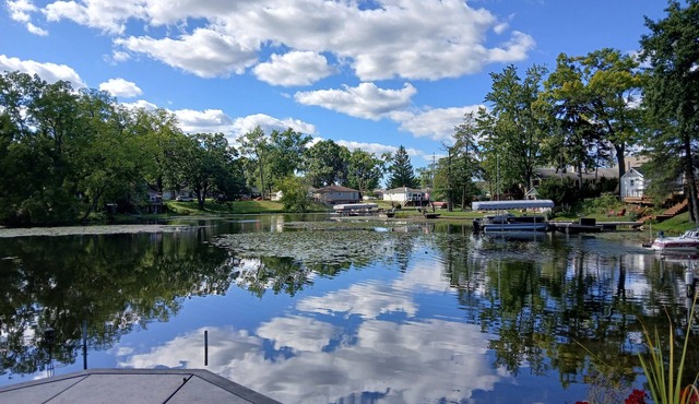 Beautiful Lakefront Home with kayaks/paddleboats included! Pets allowed!