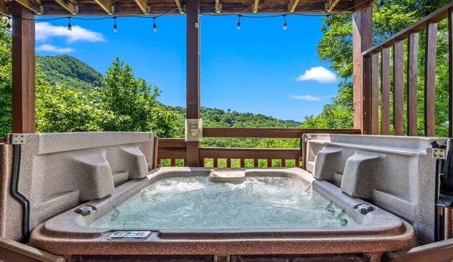 Beautiful MTN Views! 3BR*Hot Tub*Firepit+Comm Pool