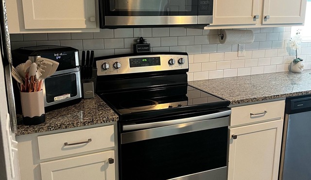 Beautiful Newer 2 story family Home close to the Airport