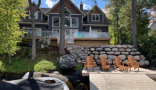 Beautiful open-concept cottage on Moon River! 10 Minute walk to Bala! in Bala